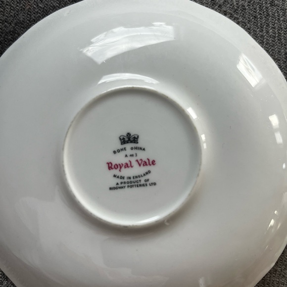 Set of 4 beautiful yellow flower teacups and saucers. Excellent condition - Picture 4 of 4